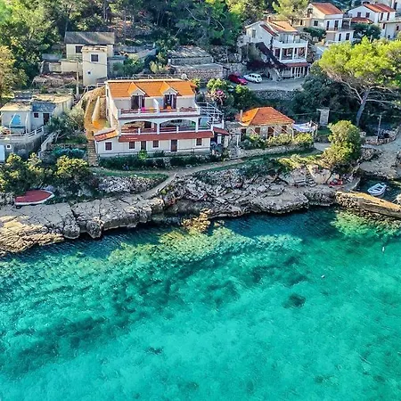 Basina 5699a * Jelsa (Hvar)